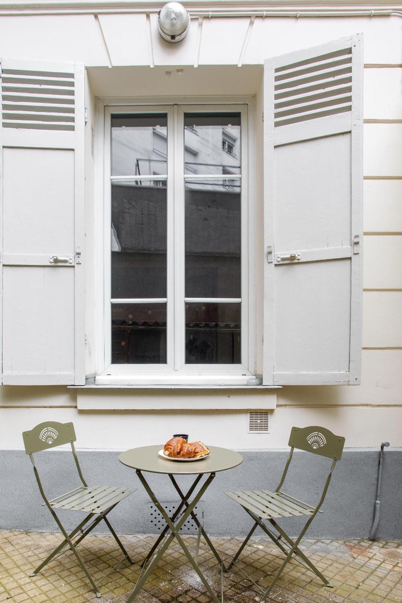 Charming Studio With Patio Passerelle * Parijs